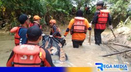 Caption: Tim BPBD saat mengevakuasi jasad bocah yang hilang di sungai, (dok. regamedianews). 