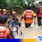 Caption: Tim BPBD saat mengevakuasi jasad bocah yang hilang di sungai, (dok. regamedianews). 