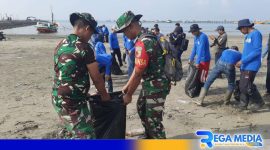 Caption: prajurit Kodim 0826 Pamekasan bersama petugas DLH bersih-bersih Pantai Tiga Dermaga, (dok. regamedianews). 