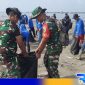 Caption: prajurit Kodim 0826 Pamekasan bersama petugas DLH bersih-bersih Pantai Tiga Dermaga, (dok. regamedianews). 