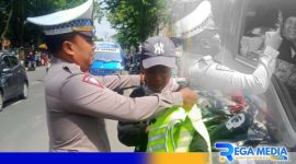 Caption: mewakili Kasat Lantas Polres Sampang, KBO Lantas bagikan rompi dan kopi gratis, (dok. regamedianews). 