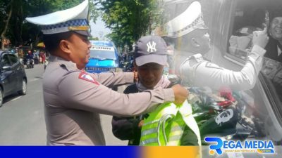 Polantas Sampang Berbagi Rompi dan Kopi Gratis