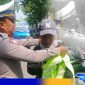 Caption: mewakili Kasat Lantas Polres Sampang, KBO Lantas bagikan rompi dan kopi gratis, (dok. regamedianews). 