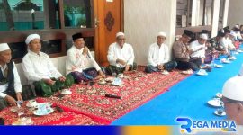 Caption: Kapolres Sampang beserta jajarannya saat silaturahmi ke Ponpes Al-Ihsan Jrangoan Omben, (dok. regamedianews). 