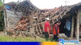 Captiom: Tim BPBD Sampang saat meninjau lokasi rumah warga Jl.Kramat yang ambruk, (dok. regamedianews). 