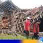 Captiom: Tim BPBD Sampang saat meninjau lokasi rumah warga Jl.Kramat yang ambruk, (dok. regamedianews). 