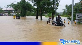 Caption: tampak sejumlah pengendara sepeda motor menerobos genangan banjir di jalan raya Jrengik Sampang Madura, (dok. regamedianews). 