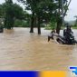 Caption: tampak sejumlah pengendara sepeda motor menerobos genangan banjir di jalan raya Jrengik Sampang Madura, (dok. regamedianews). 