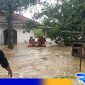 Caption: Tim BPBD Sampang mengevakuasi warga terancam banjir menggunakan perahu karet, (dok. regamedianews). 