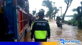 Caption: Kasat Lantas Polres Sampang tinjau langsung lokasi banjir di jalan raya Jrengik, (dok. regamedianews). 