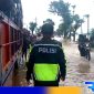Caption: Kasat Lantas Polres Sampang tinjau langsung lokasi banjir di jalan raya Jrengik, (dok. regamedianews). 