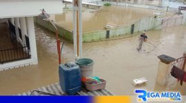 Caption: kondisi banjir yang merendam musholla dan pemukiman warga Jl.Kamboja Sampang, (dok. regamedianews). 