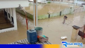 Puasa Hari Kedua, Warga Sampang Kota Terendam Banjir