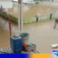 Caption: kondisi banjir yang merendam musholla dan pemukiman warga Jl.Kamboja Sampang, (dok. regamedianews). 