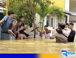 Polisi Bantu Korban Banjir di Sampang