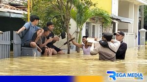 Polisi Bantu Korban Banjir di Sampang
