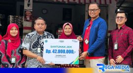 Caption: secara simbolis Kepala BPJS Ketenagakerjaan Madura serahkan santunan jaminan kematian, (dok. regamedianews). 