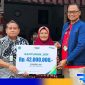 Caption: secara simbolis Kepala BPJS Ketenagakerjaan Madura serahkan santunan jaminan kematian, (dok. regamedianews). 