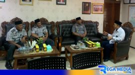 Caption: Kalapas Narkotika Pamekasan saat berbincang dengan Ketua Pengadilan setempat, (dok. regamedianews). 