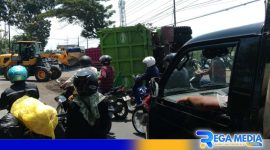 Caption: situasi kemacetan yang terjadi di jalan raya Ketengan Burneh akibat truk fuso terguling, (dok. regamedianews). 