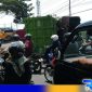 Caption: situasi kemacetan yang terjadi di jalan raya Ketengan Burneh akibat truk fuso terguling, (dok. regamedianews). 