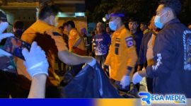 Caption: petugas BPBD evakuasi mayat yang ditemukan di selokan Terminal Pamekasan, (dok. regamedianews). 