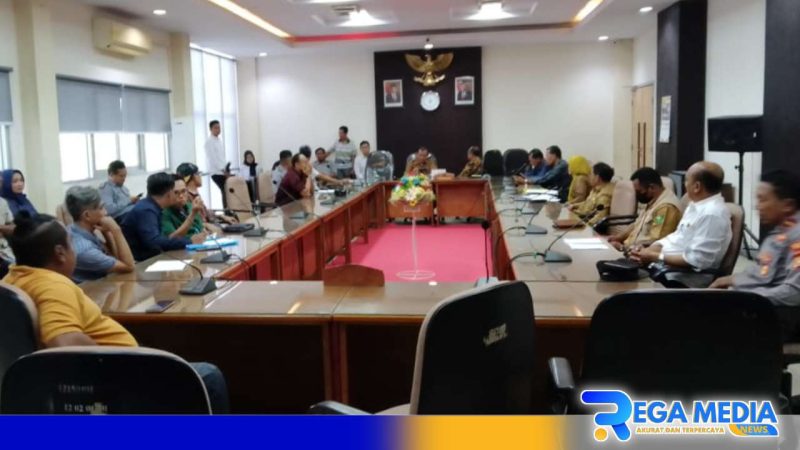Caption: LSM Gempar saat adukan aktivitas tambang ilegal di Sumbawa ke DPRD setempat, (dok. regamedianews). 