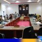 Caption: LSM Gempar saat adukan aktivitas tambang ilegal di Sumbawa ke DPRD setempat, (dok. regamedianews). 