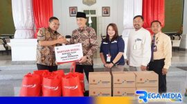 Caption: perwakilan SKK Migas-PHE WMO secara simbolis berikan bantuan korban terdampak banjir melalui Pj Bupati Bangkalan, (dok. regamedianews). 