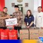 Caption: perwakilan SKK Migas-PHE WMO secara simbolis berikan bantuan korban terdampak banjir melalui Pj Bupati Bangkalan, (dok. regamedianews). 