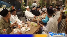 Caption: H. Slamet Junaidi bersama ratusan loyalis dan mantan Kepala Desa di Sampang saat acara berbuka puasa bersama, (dok. regamedianews). 