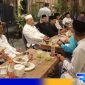 Caption: H. Slamet Junaidi bersama ratusan loyalis dan mantan Kepala Desa di Sampang saat acara berbuka puasa bersama, (dok. regamedianews). 