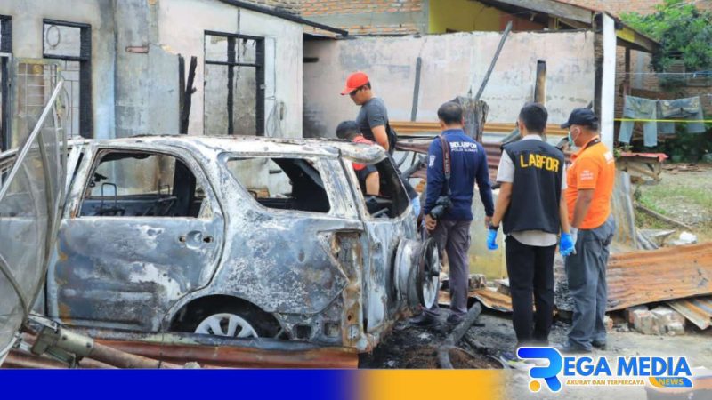 Caption: polisi melakukan olah TKP di rumah wartawan Labuhanbatu yang diduga dibakar, (dok. regamedianews). 