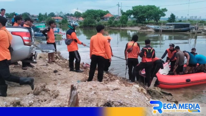 Caption: Tim SAR dari BPBD saat mengevakuasi warga Apaan yang hilang tenggelam, (dok. regamedianews). 