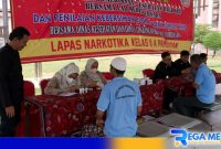 Caption: warga binaan Lapas Narkotika Pamekasam saat diberikan layanan kesehatan proaktif, (dok. regamedianews). 