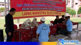 Caption: warga binaan Lapas Narkotika Pamekasam saat diberikan layanan kesehatan proaktif, (dok. regamedianews). 