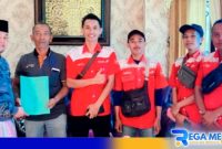 Caption: penyerahan nota kesepakatan akses Indihome oleh perwakilan pihak desa bersama tim Indihome beberapa bulan lalu (foto: istimewa). 