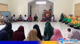 Caption: keluarga besar Lapas Narkotika Kelas IIA Pamekasan menyambangi Panti Asuhan Putri Muhammadiyah, (dok. regamedianews). 