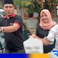 Caption: Pengurus KYT Kabupaten Pamekasan membagikan takjil gratis kepada pengendara, (dok. regamedianews). 