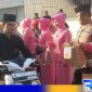 Caption: momen ramadhan, Kapolsek Omben bersama Bhayangkari saat membagikan paket takjil kepada pengendara, (dok. regamedianews). 