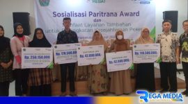 Caption: penyerahan santuan serta bantuan kepada keluarga korban (JKK dan Beasiswa) secara simbolis oleh BPJS Ketenagakerjaan, (dok. regamedianews).