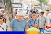 Caption: H Slamet Junaidi saat memborong takjil milik warga (dok regamedianews)