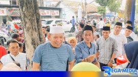 Caption: H Slamet Junaidi saat memborong takjil milik warga (dok regamedianews)