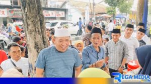 Mantan Bupati Sampang Kembali Borong Takjil Yang Dijual Warga