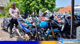 Caption: KBO Satlantas Polres Sampang tunjukkan motor knalpot brong yang diamankan, (dok. regamedianews). 