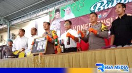 Caption: Polres Sampang tunjukkan barang bukti kasus kriminal dan narkoba yang terjaring Operasi Pekat Semeru 2024, (dok. regamedianews). 