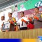 Caption: Polres Sampang tunjukkan barang bukti kasus kriminal dan narkoba yang terjaring Operasi Pekat Semeru 2024, (dok. regamedianews). 