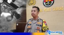 Caption: Kasi Humas Polres Sampang beri keterangan kepada awak media terkait insiden penemuan bayi dibuang, (dok. regamedianews). 