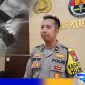 Caption: Kasi Humas Polres Sampang beri keterangan kepada awak media terkait insiden penemuan bayi dibuang, (dok. regamedianews). 