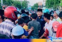 Caption: Ketua SMSI Sampang saat membagikan takjil gratis di Monumen Trunojoyo Sampang, (dok. regamedianews). 